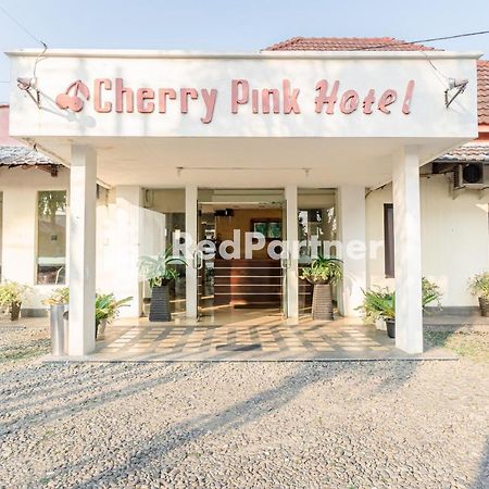Cherry Pink Hotel Medan Mitra Reddoorz Екстериор снимка