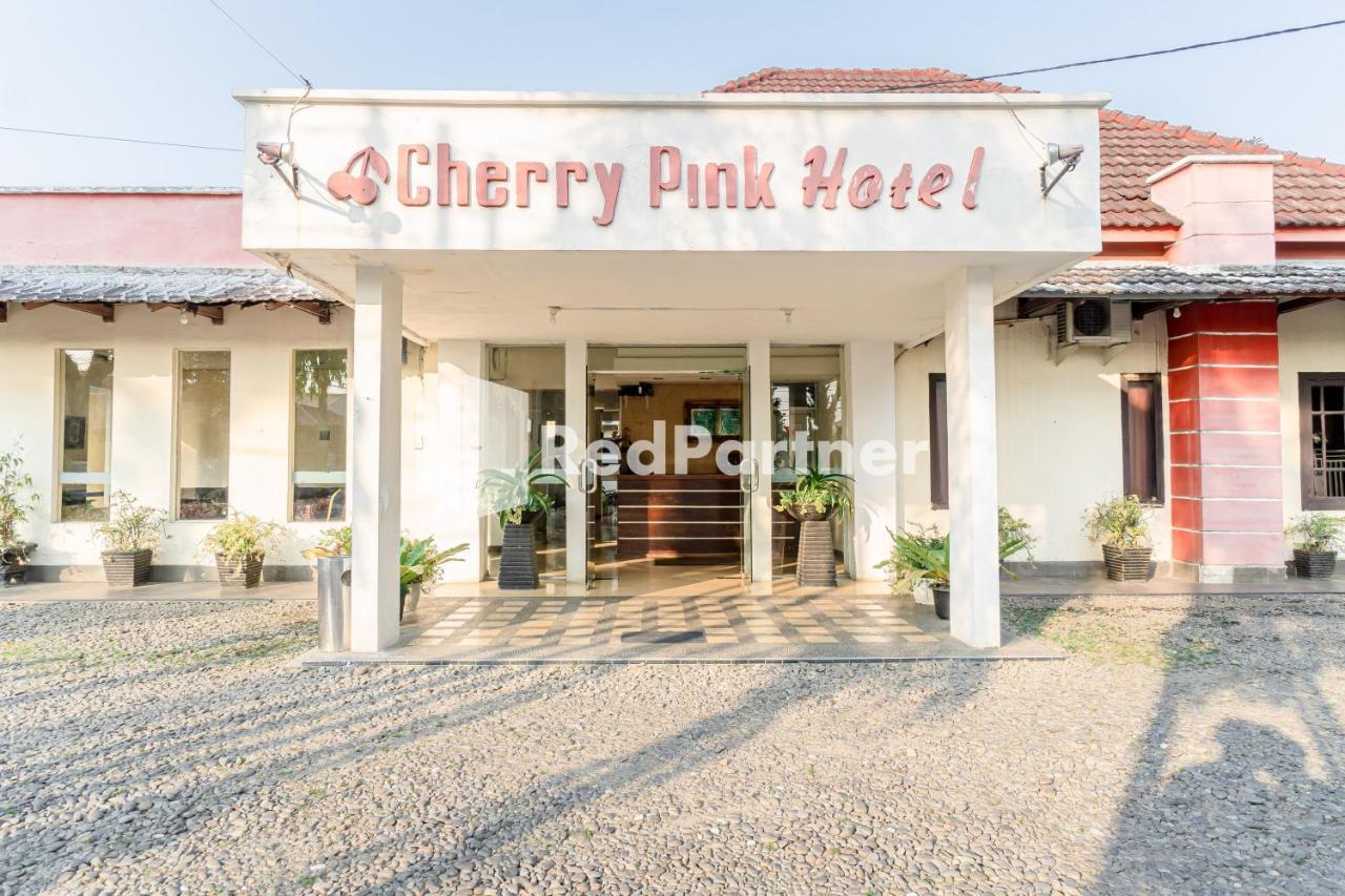 Cherry Pink Hotel Medan Mitra Reddoorz Екстериор снимка
