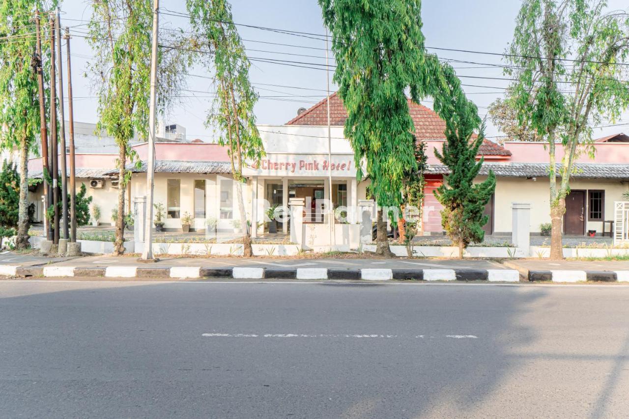 Cherry Pink Hotel Medan Mitra Reddoorz Екстериор снимка