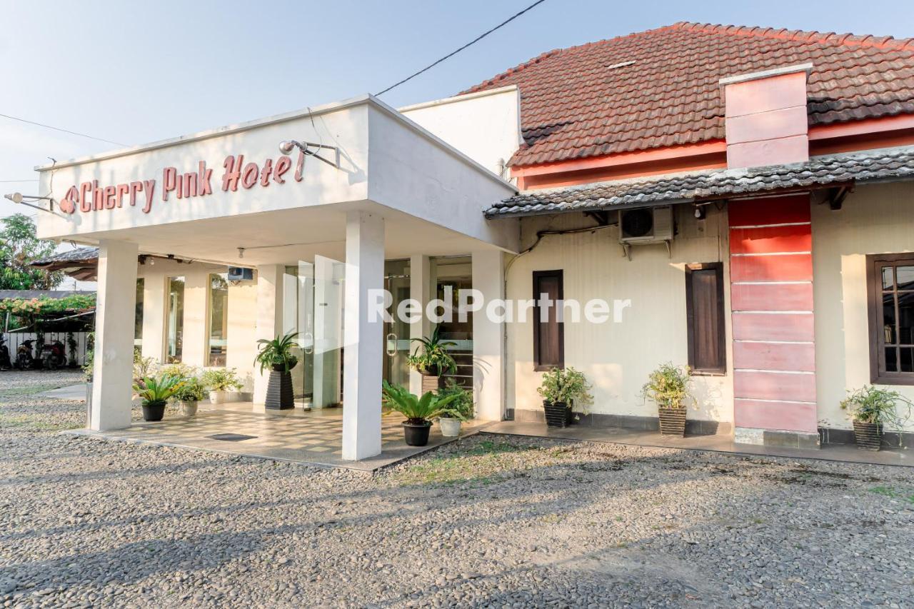 Cherry Pink Hotel Medan Mitra Reddoorz Екстериор снимка