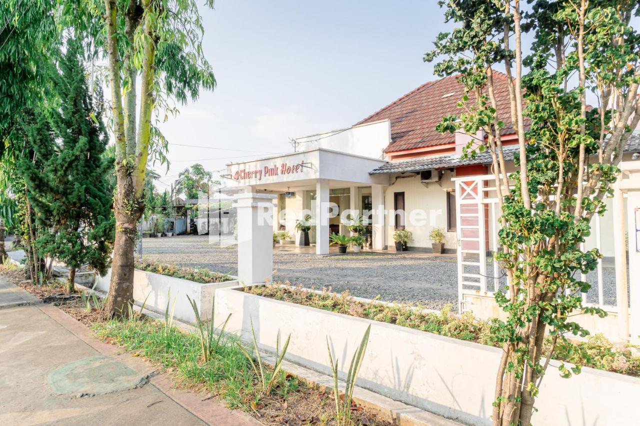 Cherry Pink Hotel Medan Mitra Reddoorz Екстериор снимка
